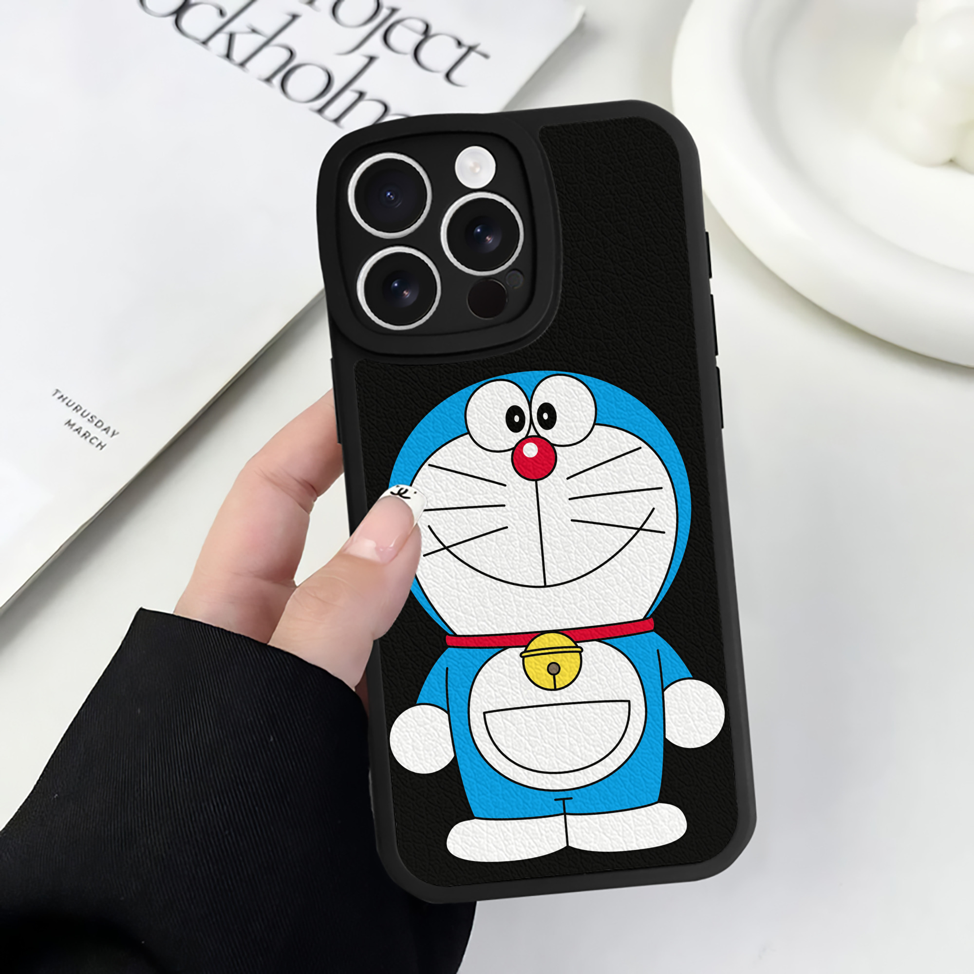 （画像用） ドラえもん Doraemon 【iPhone 16シリーズ対応】シリコンスマホケース（レザー調） 材質：シリコン